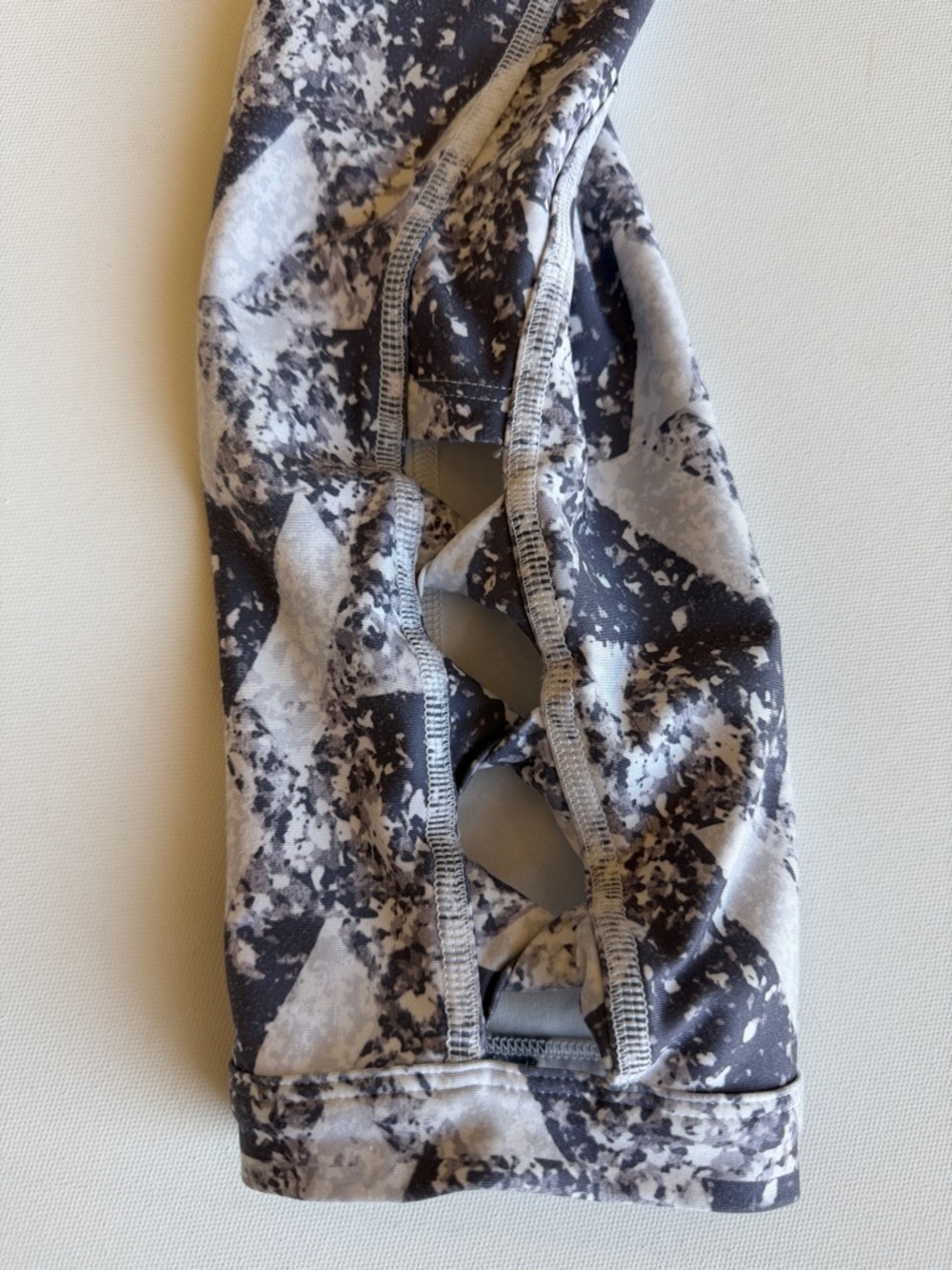 GAP Grey White Geometric Cropped Leggings High Rise Athleisure Size S - Picture 11 of 12